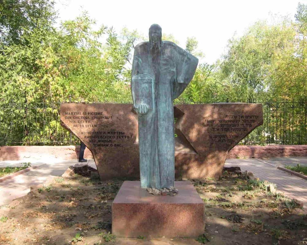 Tour on Jewish places in chisinau, monument of Chisinau gheto